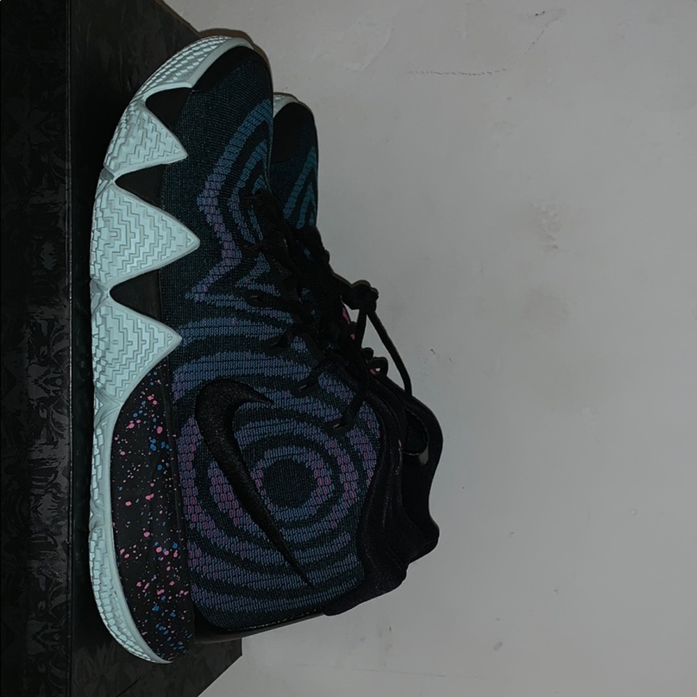 Kyrie 5 80’s